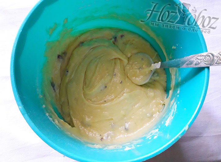 Почистим орехи, измельчим и добавим в тесто