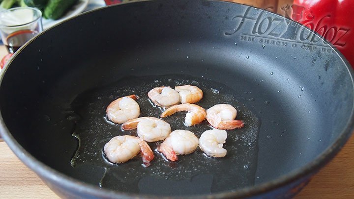Креветки выкладываем на сковороду с разогретым оливковым маслом, обжариваем до золотистого оттенка