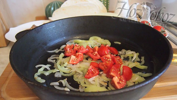 Томаты выложим на сковороду к овощам