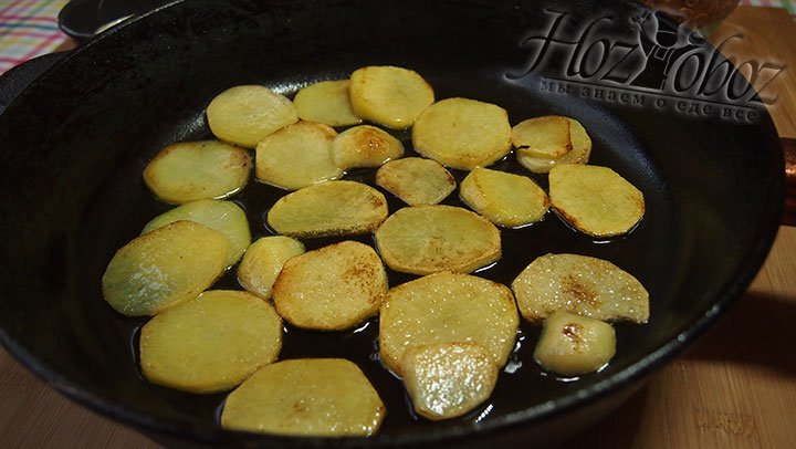 На сковороде зарумяним картофель