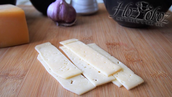 Сыр нарежем тонкими пластинками