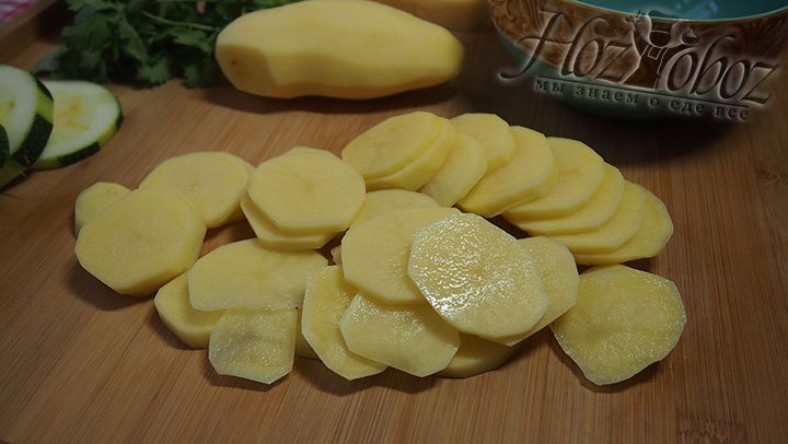 Картофель нарезаем кружками