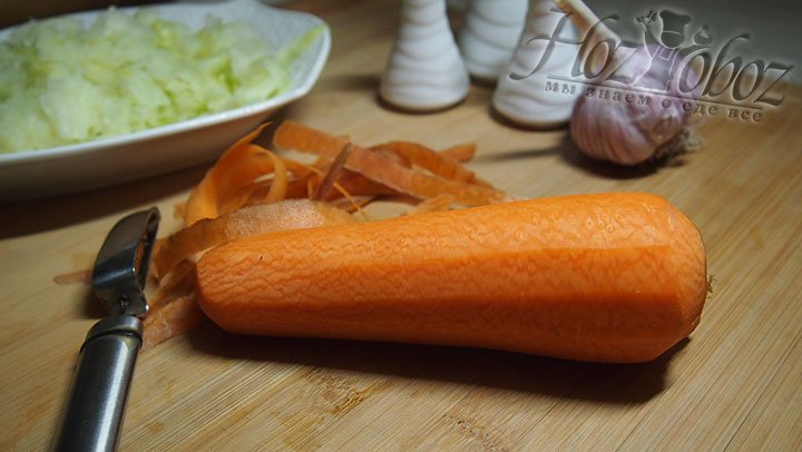 Морковь промоем, тонко очистим от шкурки