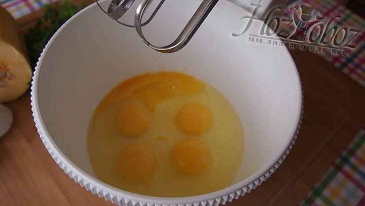 Яйца разбиваем в чашу для взбивания