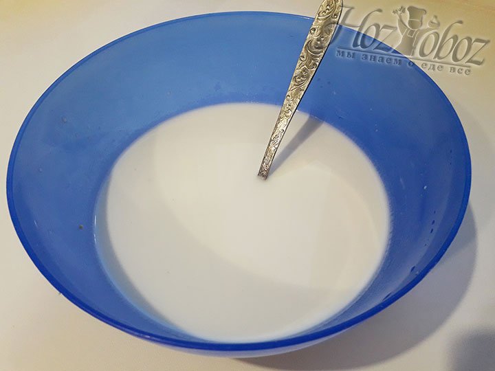 В теплое молоко добавляем сахар и соль