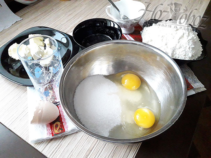 В миску помещаем 2/3 сахарного песка из рецепта и соединяем его с яйцом