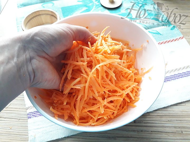 Теперь соленую морковку надо хорошенько отжать руками чтобы она пропиталась соком