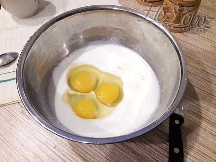 Теперь в другой миске взбиваем яйца и подогретое кислое молоко