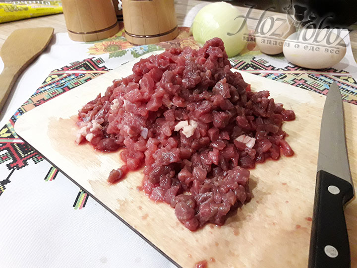 Нарубим мясо кубиками с помощью ножа