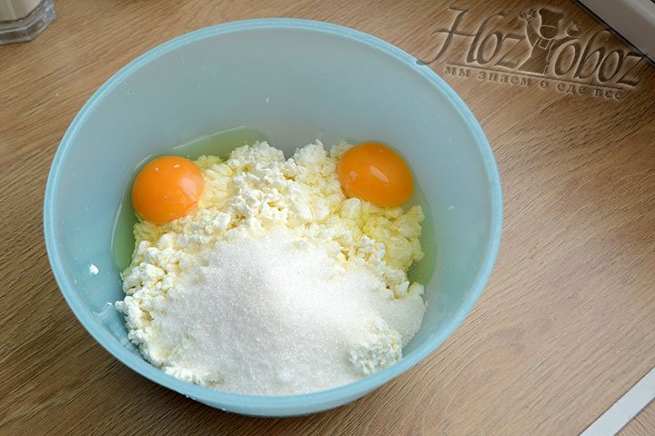 В миске к творогу добавим яйца, сахар и ванилин