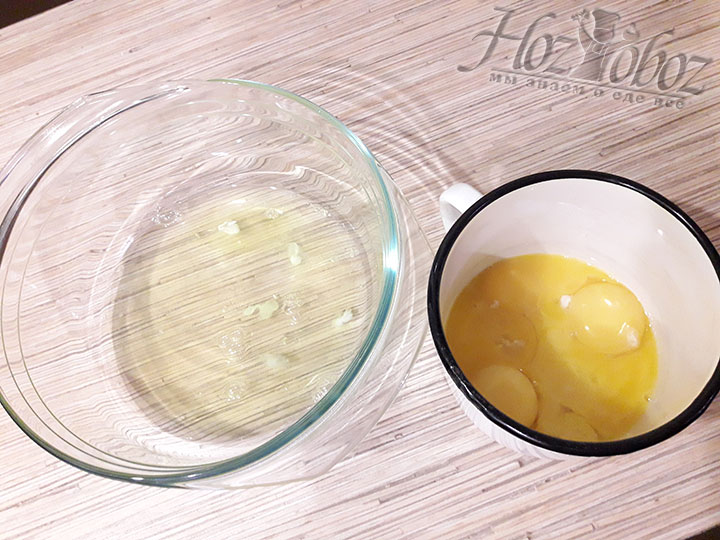 Разделяем яйца на белок и желток