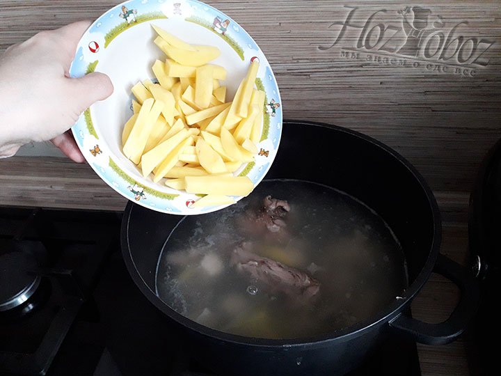 Отправляем нарезанный картофель к куриному бульону