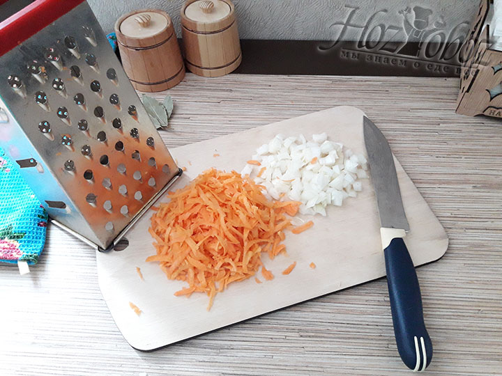 Натираем морковь