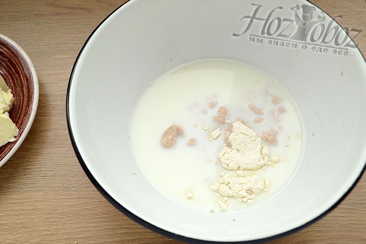Для опары в миску вливаем теплое молоко и распускаем в нем дрожжи с добавлением ложки сахара и муки. Подходит опара минут 15-20 в теплом месте