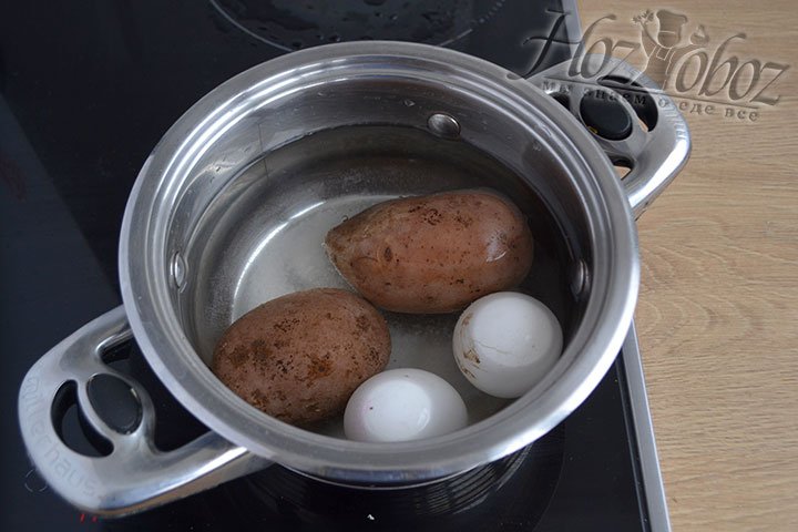 Картошку и яйца варим до готовности, но следим чтобы картофель не разварился