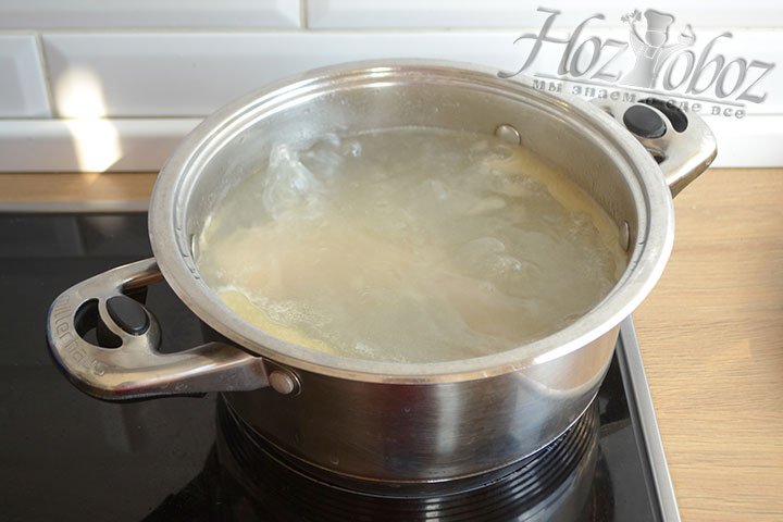 Готовим бульон для супа, на небольшом огне варим части курицы до готовности