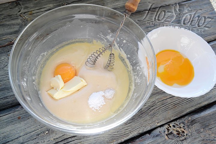 Как только опара подышит о начнет пузыриться, досыпем оставшийся сахар, соль, ваниль, а еще белок и целое яйцо. Желток мы используем позднее для намазывайся пирога