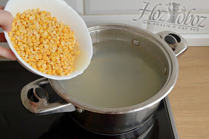 Варить суп будем в трехлитровой кастрюле, так что наливаем в нее 2 литра воды и всыпаем уже настоянный горох, теперь на его приготовление пойдет всего минут 30