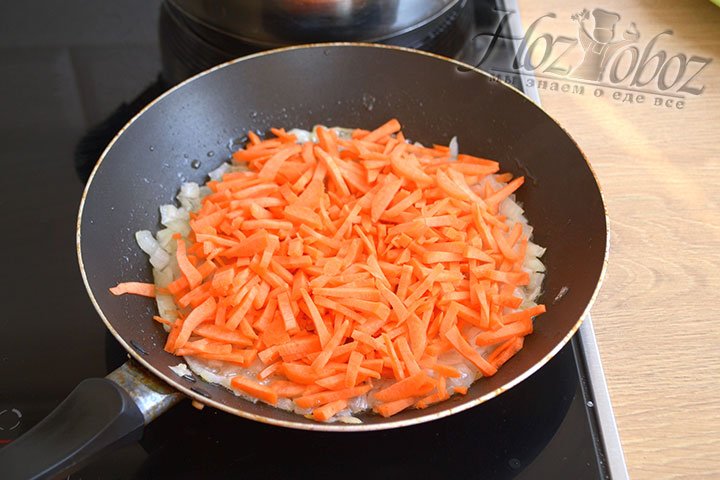 Обжариваем морковь, нарезанную брусочками, вместе с луком