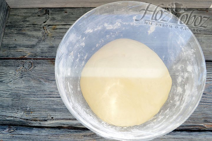 Готовое дрожжевое тесто выложим в припыленную мукой миску и накроем пищевой пленкой. В таком виде помещаем тесто в теплое место минут на 50- оно должно подойти