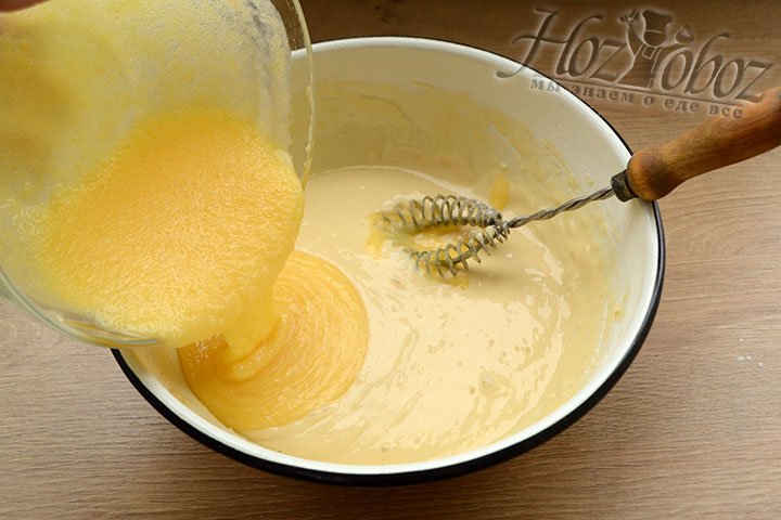 В миску с опарой добавим яичное тесто и смешаем их хорошенько