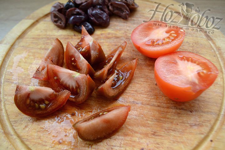 Помидоры нарежем примерно такими же ломтиками, как картофель или просто используем томаты сорта черри, которые разделим на половинки