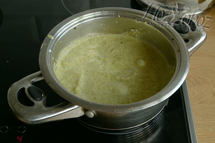 Доводим суп до кипения и варим около 7 минут до тех пор пока суп не начнет слегка побрызгивать при кипении