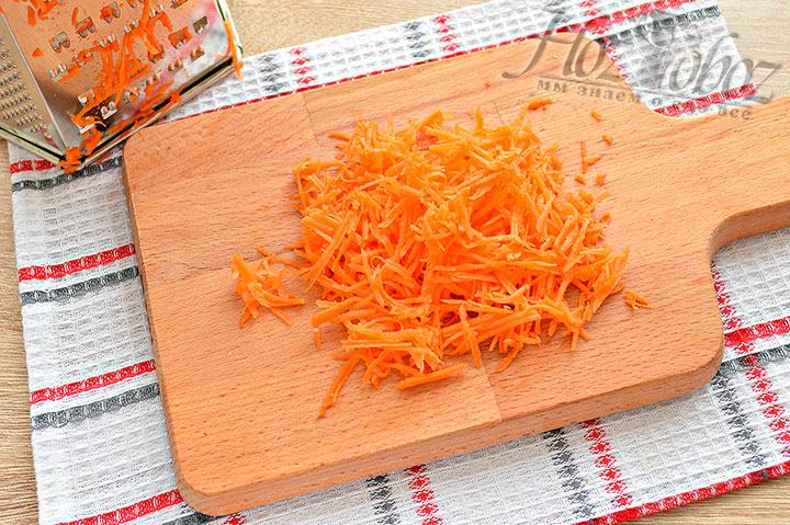 Измельчаем морковку