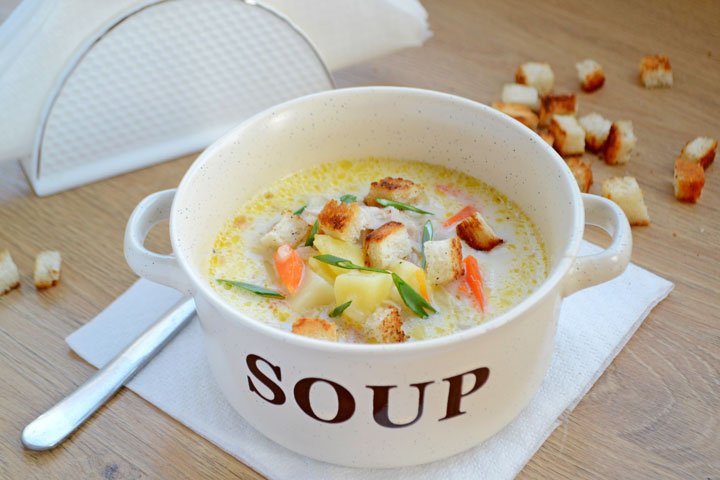 Чтобы приготовить сырный суп с плавленным сыром и грибами, нужны: