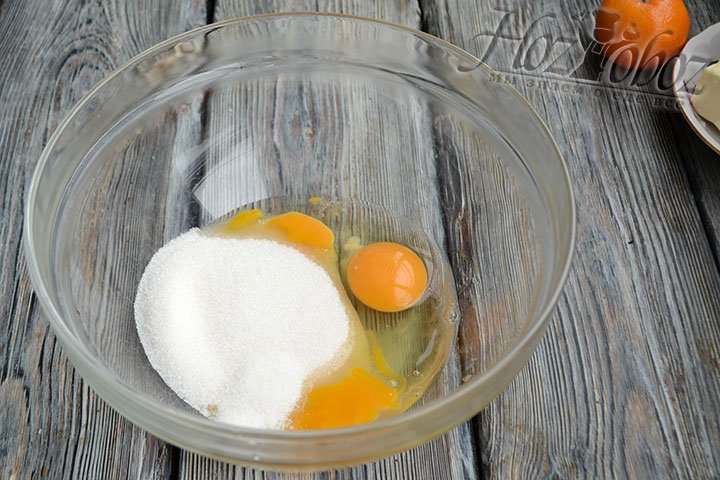 Смешайте сахар с яйцами. 1 белок оставьте для сахарной глазури.