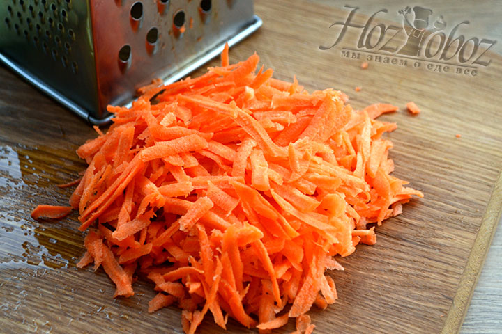 Морковь натираем на крупной терке.