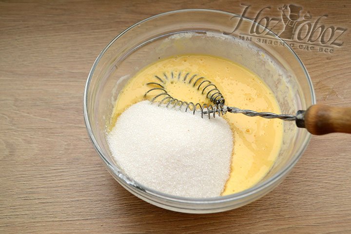 Добавляем в миску к сметане и яйцам ванильный сахар, соль и сахар-песок.