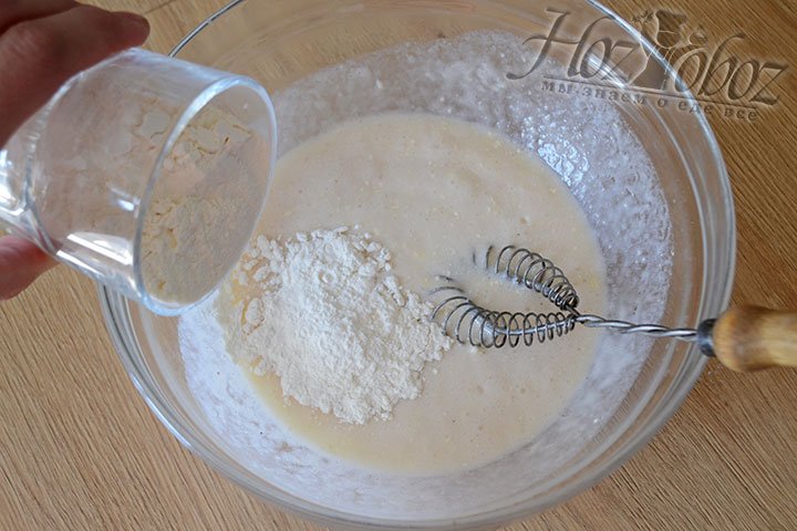 Просеяв пшеничную муку, понемногу добавляем ее в тесто и вымешиваем.