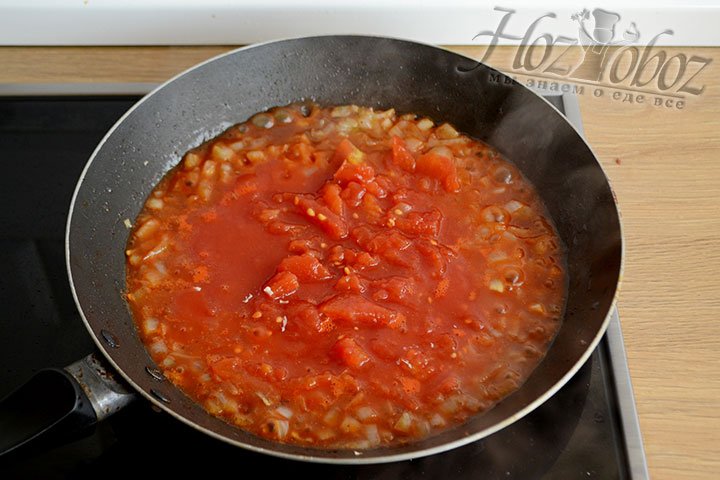 Перекладываем томаты в собственном соку из банки в сковороду.