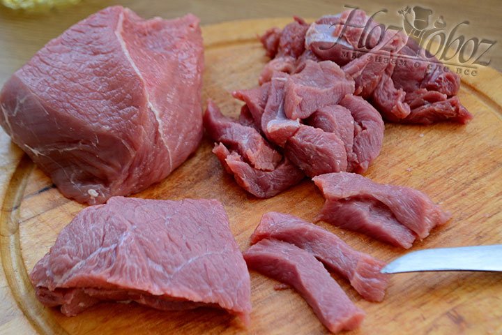 Нарезаем говядину на брусочки толщиной 1 см.