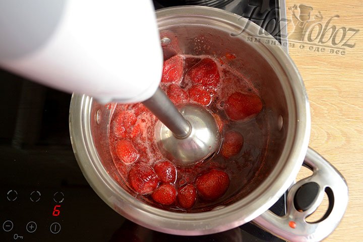 Измельчаем ягоды в ягодное пюре блендером.