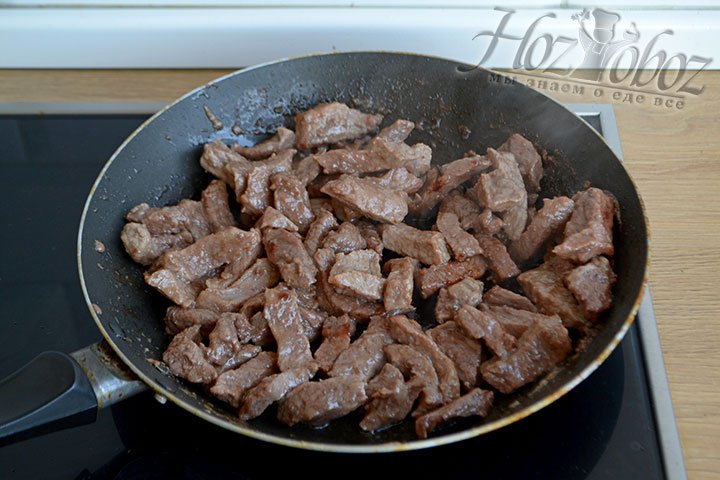Добавляем в сковороду масло и лук, обжариваем 3-4 минуты вместе с мясом.