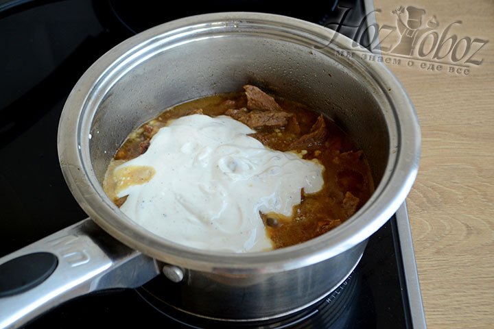 Добавляем сливочный соус в кастрюлю к говядине и тушим еще 30-40 минут.
