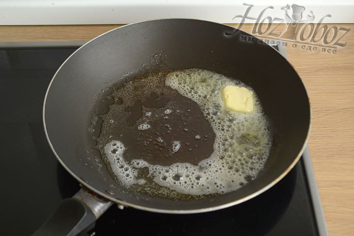 На сковороде растапливаем сливочное масло.