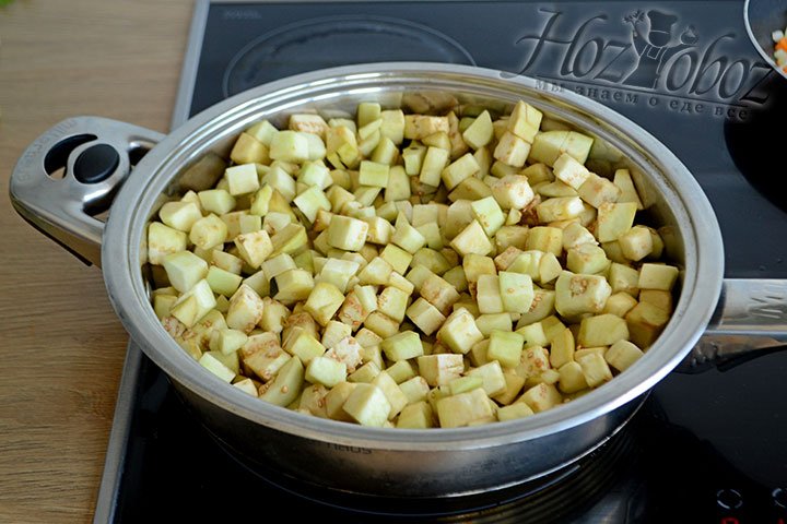 На сковороде на растительном масле обжариваем баклажаны до темного и золотистого цвета.