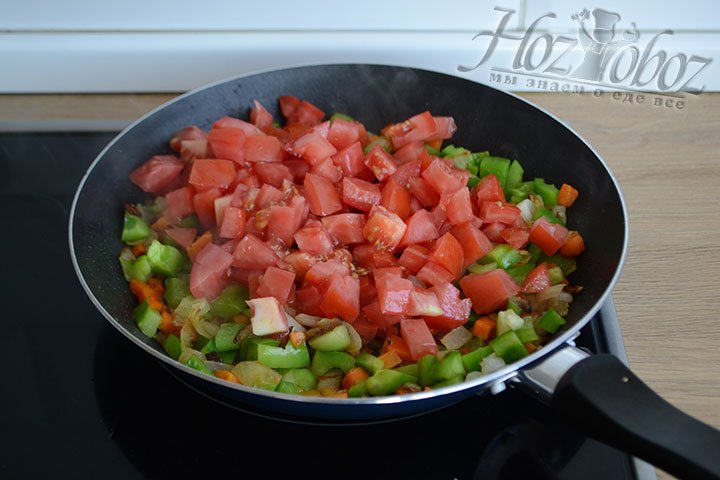 Обжариваем томаты и сладкий перец вместе с морковью и луком еще 5-7 минут.