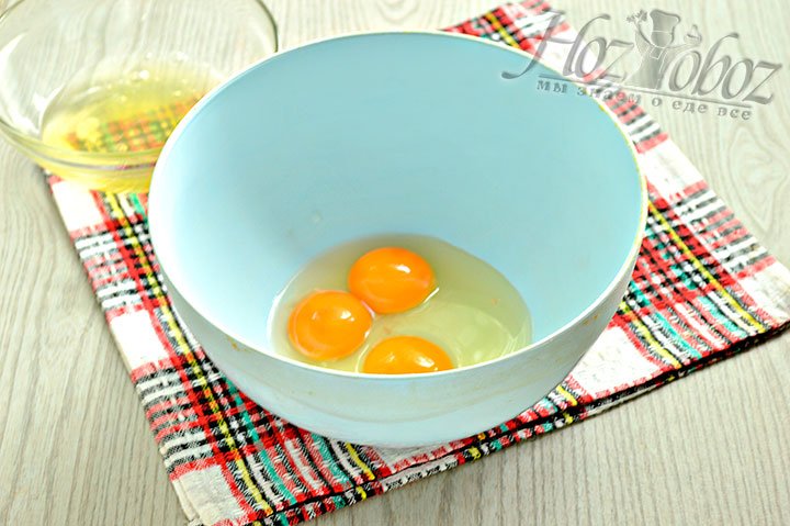 Разделяем яйца на желтки и белки.