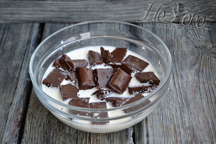 Крошим шоколад в миску с молоком и нагреваем ее в микроволновой печи до горячего состояния.