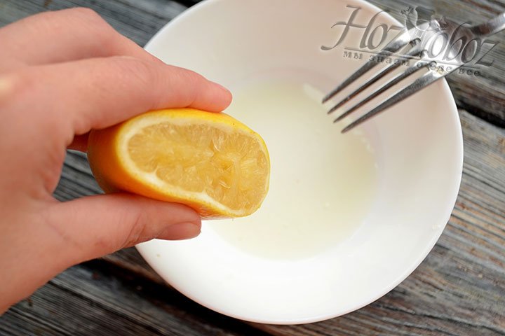 Из половины лимона в тарелку выжмите сок, удалив все косточки.
