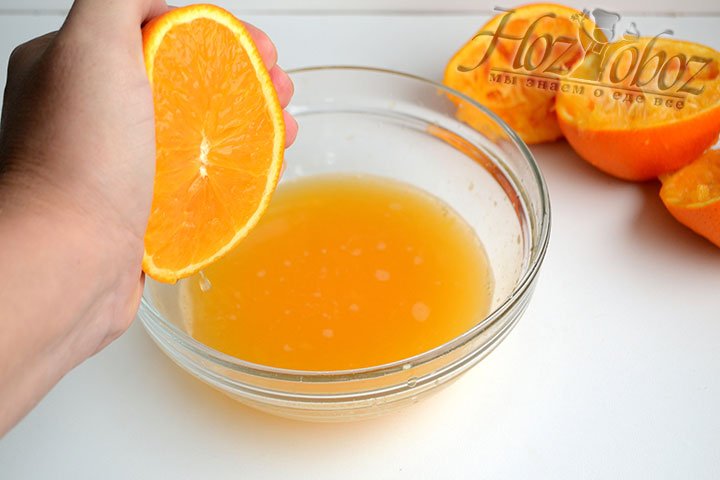 Из половинок апельсина в тарелку выжимаем сок, удалив все косточки.