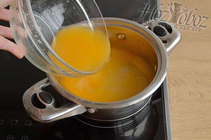Переливаем апельсиновый сок в кастрюльку с остальными ингредиентами.