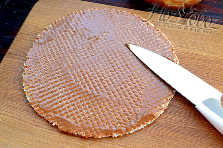 Заполняем кремом ячейки вафли. Удобно выравнивать поверхность ножом или лопаткой.