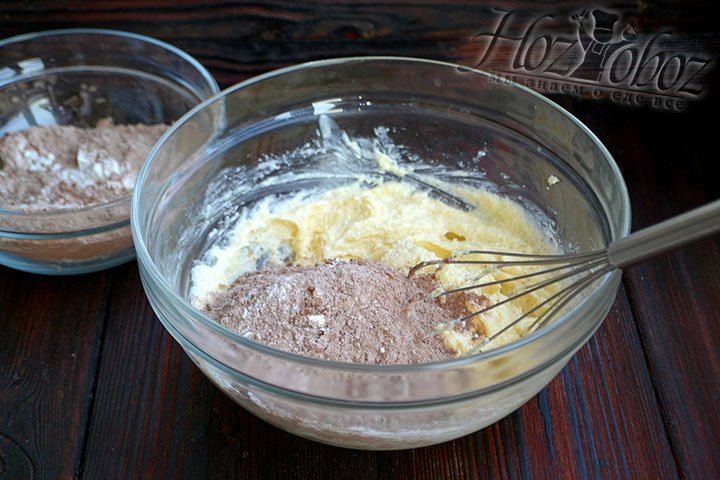 Замешиваем тесто для печенья, подсыпая в миску к маслу смесь сухих ингредиентов.