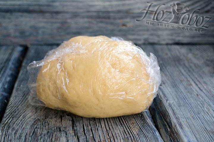 Замешанное тесто формируем в шар, оборачиваем пленкой и кладем в холодильник на 20-25 минут.