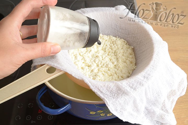 Промываем сыр под проточной водой и солим по вкусу. Перемешиваем ложкой.